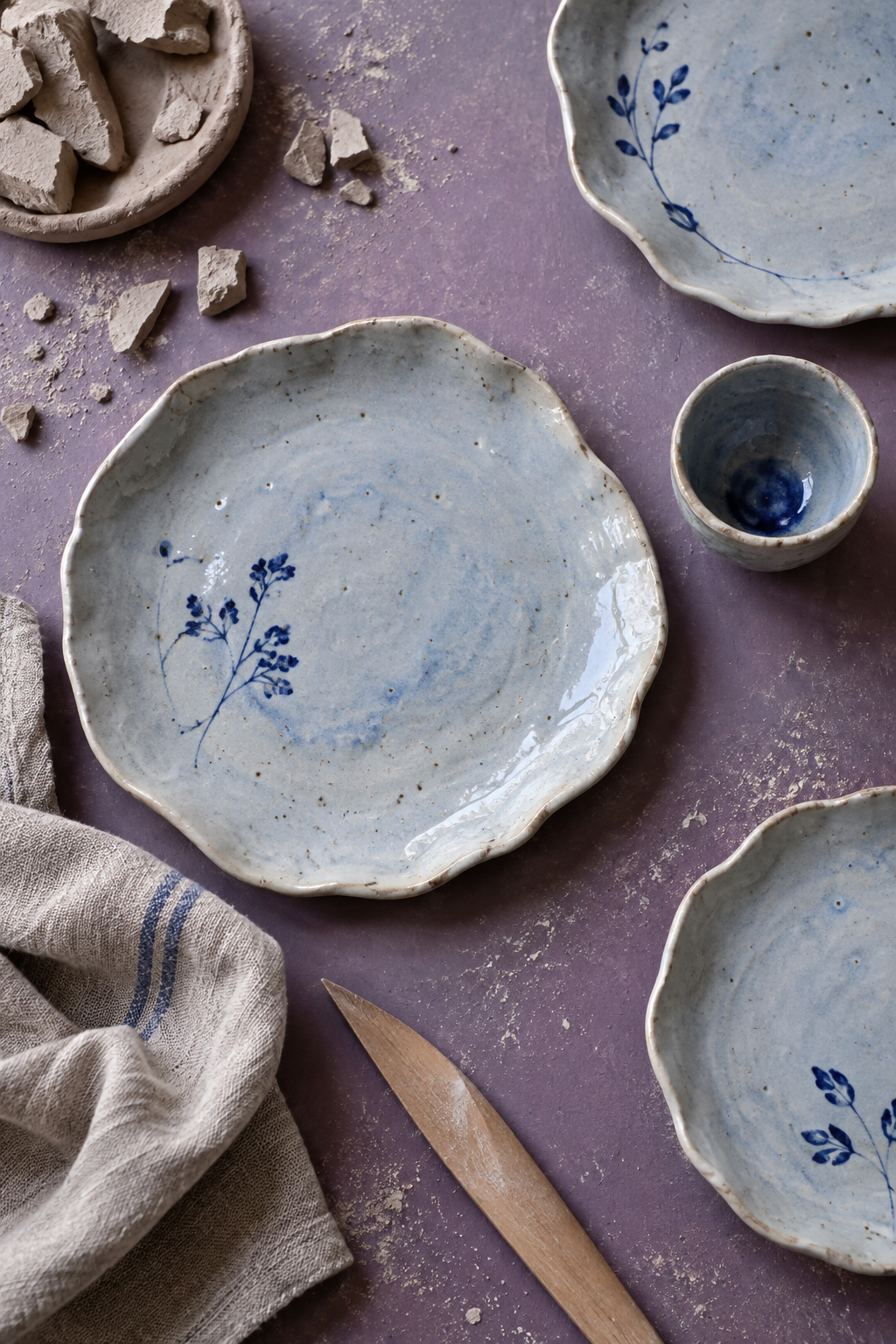 Platos artesanales azules en una composición conceptual de cerámica